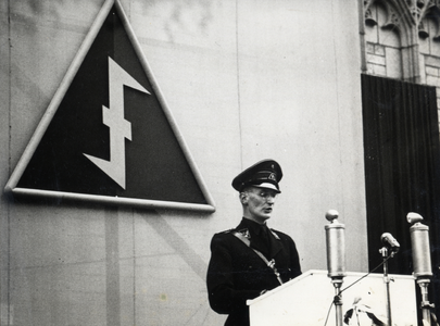 97528 Afbeelding van mr. A.J. Zondervan tijdens de toespraak bij zijn herbenoeming tot commandant van de W.A. (Weer ...
